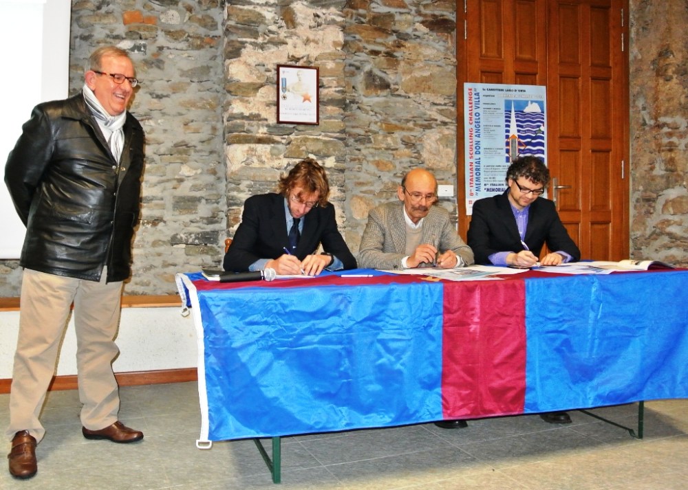 Da sinistra il Vice Presidente del Comitato Regionale FIC Mauro Petoletti, Stefano Basalini, il Presidente della Canottieri Lago d'Orta Antonio Soia e Ivo Casorati