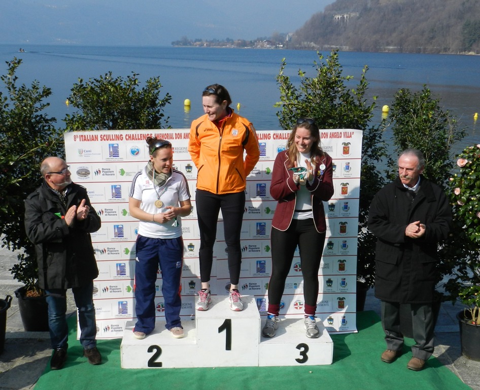 Podio_femminile_da_sx_il_Sindaco_di_Pettenasco_Mauro_Romagnoli_Sophie_Hosking_Femke_Dekker_Jenny_Van_Dobben_e_il_Sindaco_di_Miasino_Dario_Silvetti