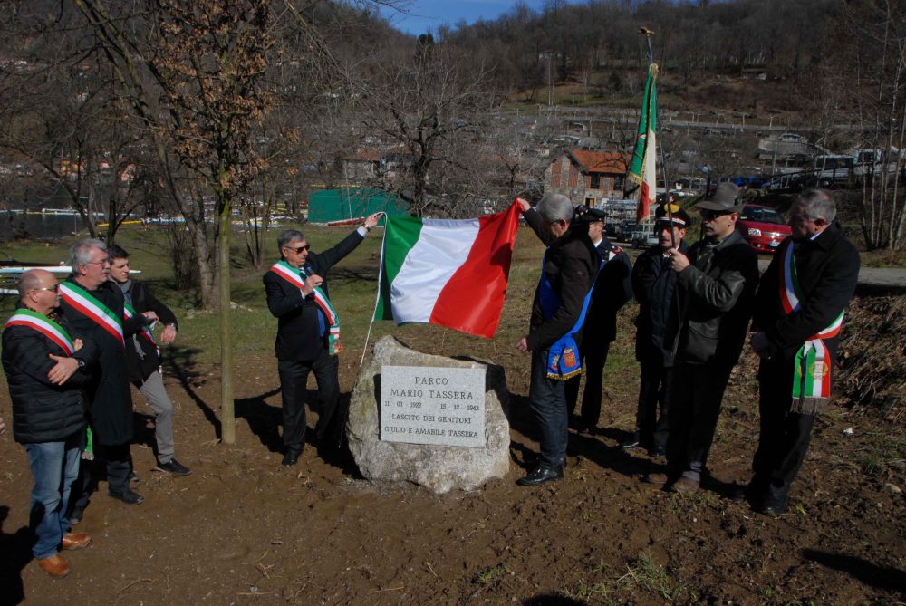 La Cerimonia di inaugurazione del Parco Mario Tassera all'interno della Regione Bagnera_ scoprono la targa il Sindaco di Orta Natale e il Presidente della Provincia di Novara Sozzani