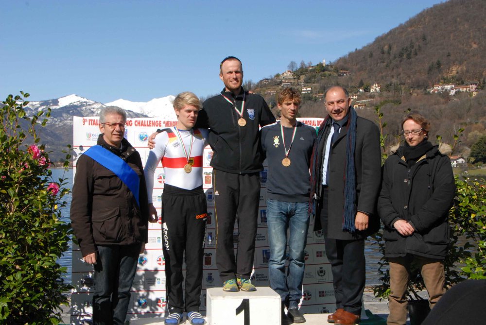 Podio Maschile, da sinistra il Presidente della Provincia di Novara Sozzani, Osborne, Schomann-Fink, Luini, il Presidente FIC Abbagnale, il Presidente del Comitato Piemontese FIC Mossino
