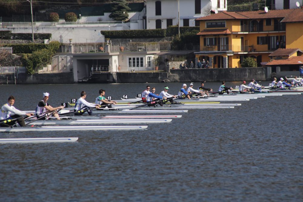 Le_barche_schierate_prima_della_partenza_2015